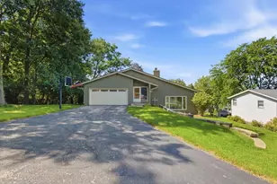 719 Wexford Way, Hartland, WI 53029 - Photo 2