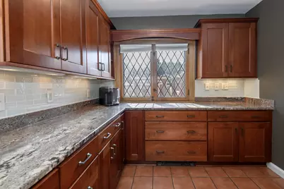 352 N Pinecrest St, Milwaukee, WI 53208 - Photo 14