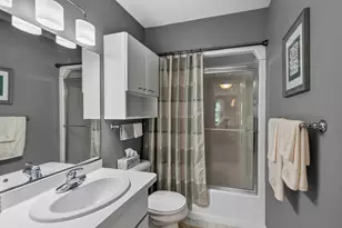 940 W Heritage Ct, Mequon, WI 53092 - Photo 10