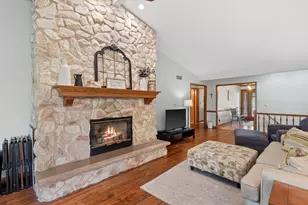 7727 W Maple Ridge Ct, Franklin, WI 53132 - Photo 4