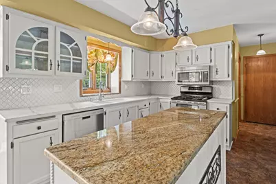 W234S5010  Woodchuck Ln, Waukesha, WI 53189 - Photo 8