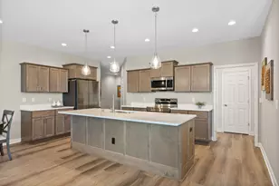 925 Mary Grace Ct, Grafton, WI 53024 - Photo 4