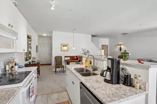 1550 N Warren Ave, Milwaukee, WI 53202 - Photo 14