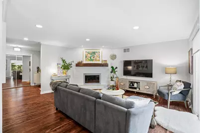 627 W Aspenwood Ct, Bayside, WI 53217 - Photo 4