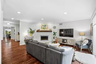 627 W Aspenwood Ct, Bayside, WI 53217 - Photo 4