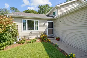 986 93rd St, Pleasant Prairie, WI 53158 - Photo 2