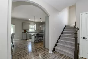 466 Bleeker St, Delafield, WI 53018 - Photo 8
