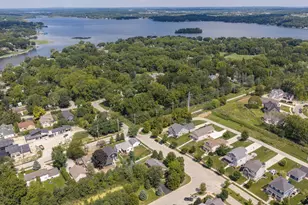 466 Bleeker St, Delafield, WI 53018 - Photo 4