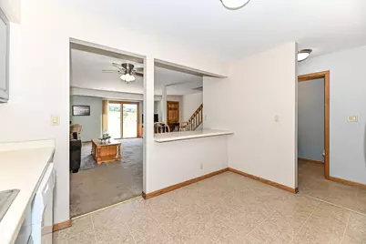 1352  Meadowcreek Dr #F, Pewaukee, WI 53702 - Photo 6