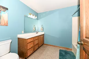 1352 Meadowcreek Dr, Pewaukee, WI 53072 - Photo 18