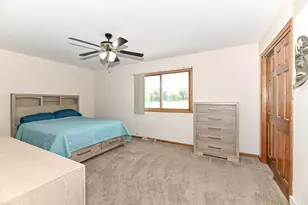1352 Meadowcreek Dr, Pewaukee, WI 53072 - Photo 20