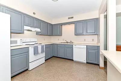 1352  Meadowcreek Dr #F, Pewaukee, WI 53702 - Photo 4