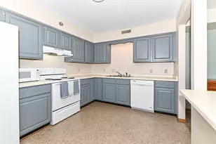 1352 Meadowcreek Dr, Pewaukee, WI 53702 - Photo 4