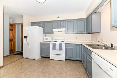 1352  Meadowcreek Dr #F, Pewaukee, WI 53072 - Photo 6
