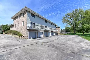1352 Meadowcreek Dr, Pewaukee, WI 53072 - Photo 24