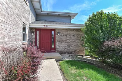 1352  Meadowcreek Dr #F, Pewaukee, WI 53702 - Photo 2