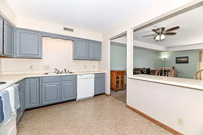 1352  Meadowcreek Dr #F, Pewaukee, WI 53072 - Photo 4