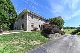 1352 Meadowcreek Dr, Pewaukee, WI 53072 - Photo 2
