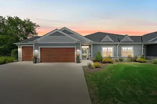 147 Phantom Lk Ct, Mukwonago, WI 53149 - Photo 2