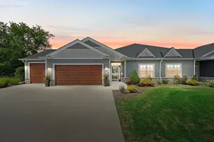 147 Phantom Lk Ct, Mukwonago, WI 53149 - Photo 2