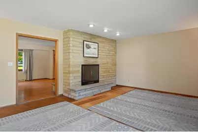 1940 S Park Wood Ln, New Berlin, WI 53151 - Photo 6