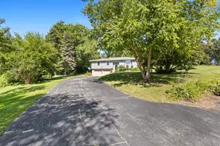 W293S3017 Ancestral Dr, Genesee, WI 53188 - Photo 2