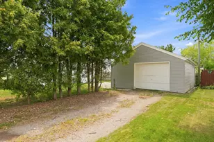 904 Raton Ct, Manitowoc, WI 54220 - Photo 2