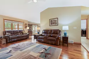 913 Oak Ave, Onalaska, WI 54650 - Photo 2