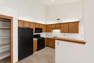 6105 S Creekside Dr, Cudahy, WI 53110 - Photo 12