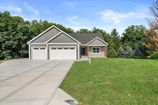 W332N4518 Grace Ct, Nashotah, WI 53058 - Photo 2
