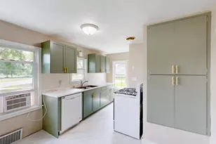 725 Lee Ct, Sparta, WI 54656 - Photo 4