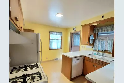 700 E Chateau Pl, Whitefish Bay, WI 53217 - Photo 8