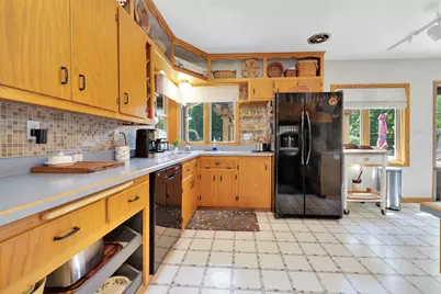 111 W Daphne Rd, Glendale, WI 53217 - Photo 14