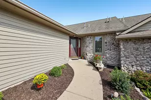 526 Oak Ridge Dr, Hartland, WI 53029 - Photo 10
