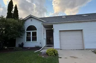 885 S Imperial Dr, Hartland, WI 53029 - Photo 2