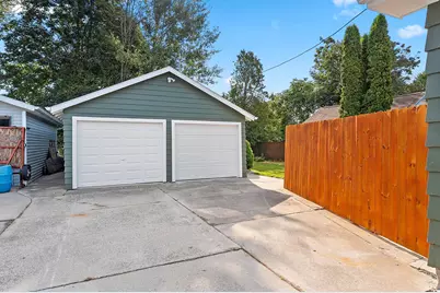 1621  Johnston Dr, Manitowoc, WI 54220 - Photo 2