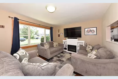 4917 S 28th St, Greenfield, WI 53221 - Photo 6