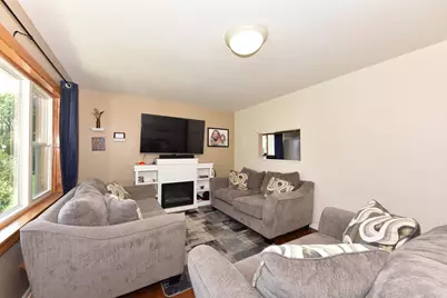 4917 S 28th St, Greenfield, WI 53221 - Photo 8