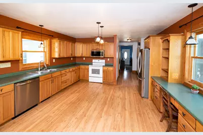 226 W Capitol Dr, Hartland, WI 53029 - Photo 12