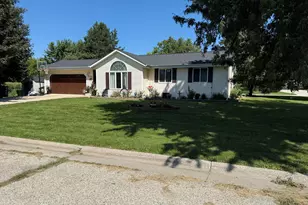 531 Susie St, Delavan, WI 53115 - Photo 2