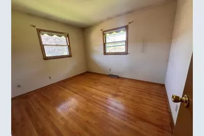 5800  Lakeview Dr, Greendale, WI 53129 - Photo 10