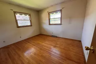 5800 Lakeview Dr, Greendale, WI 53129 - Photo 10