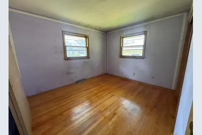 5800  Lakeview Dr, Greendale, WI 53129 - Photo 14