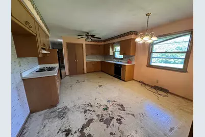 5800  Lakeview Dr, Greendale, WI 53129 - Photo 2