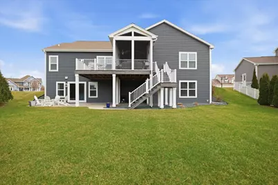W136N6171  Weyer Farm Dr, Menomonee Falls, WI 53051 - Photo 2