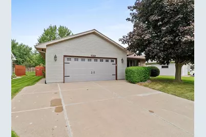 3177  Bellfield Dr, Oshkosh, WI 54904 - Photo 2