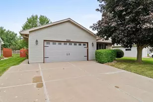 3177 Bellfield Dr, Oshkosh, WI 54904 - Photo 2