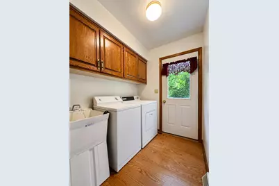 12231 W White Oak Dr, Greenfield, WI 53228 - Photo 20