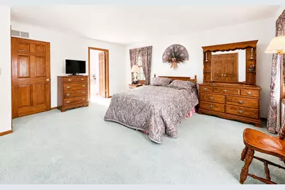 12231 W White Oak Dr, Greenfield, WI 53228 - Photo 30