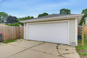 2403 S 95th St, West Allis, WI 53227 - Photo 32